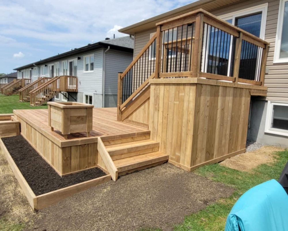 Cedar deck with aluminum balusters and planter box in Arnprior